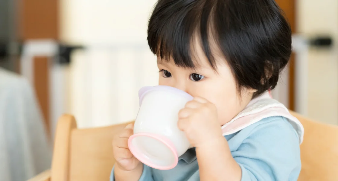マグでミルクを飲んでいるイメージ