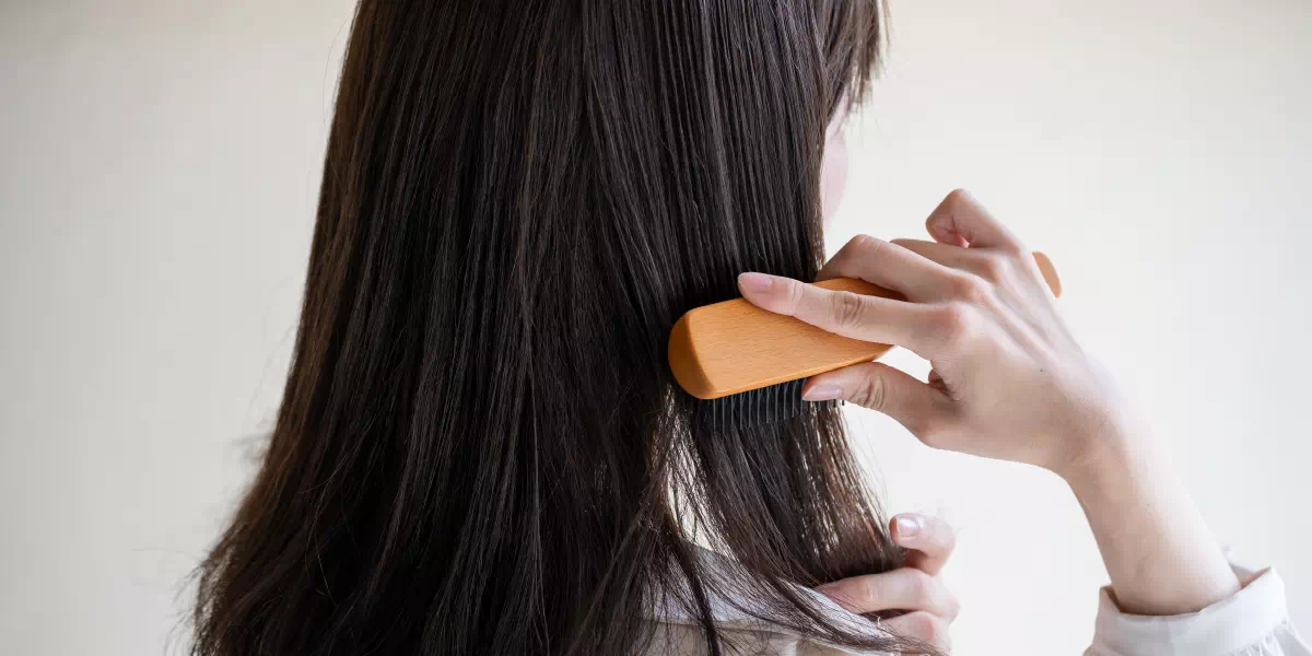 女性が髪をとかしているイメージ